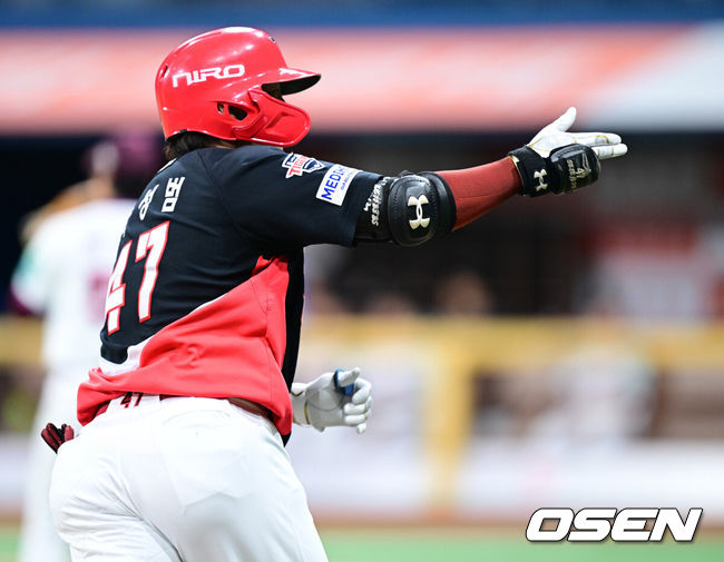 [OSEN=고척, 최규한 기자] 21일 서울 고척스카이돔에서 ‘2026 신한 SOL Bank KBO리그’ 키움 히어로즈와 KIA 타이거즈의 경기가 열렸다.홈팀 키움은 하영민, 방문팀 KIA는 양현종을 선발로 내세웠다.6회초 무사 선두타자로 나선 KIA 나성범이 달아나는 우월 솔로포를 날리고 그라운드를 돌며 기뻐하고 있다. 2026.08.21 / dreamer@osen.co.kr
