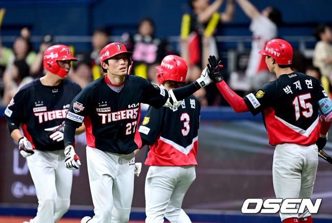 [OSEN=고척, 최규한 기자] 21일 서울 고척스카이돔에서 ‘2026 신한 SOL Bank KBO리그’ 키움 히어로즈와 KIA 타이거즈의 경기가 열렸다.홈팀 키움은 하영민, 방문팀 KIA는 양현종을 선발로 내세웠다.7회초 2사 만루 상황 KIA 김호령이 달아나는 좌중간 만루포를 날리고 홈을 밟은 뒤 동료들과 기뻐하고 있다. 2026.08.21 / dreamer@osen.co.kr