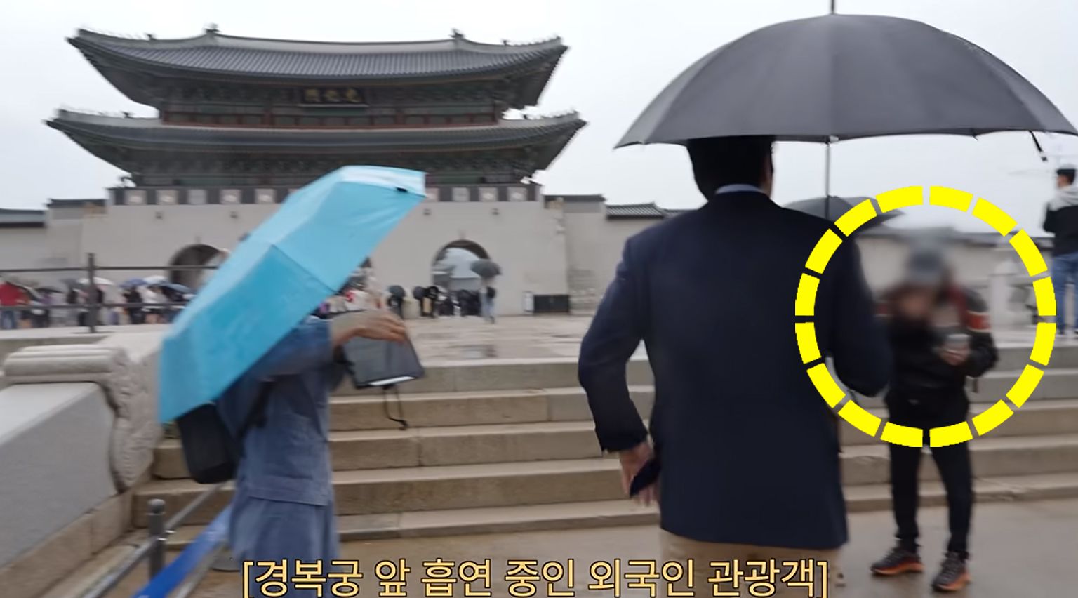 경복궁에서 담배를 피우려던 외국인 관광객에게 흡연을 중단해 달라고 요청하고 있는 최시원. 사진 최시원 유튜브 캡처