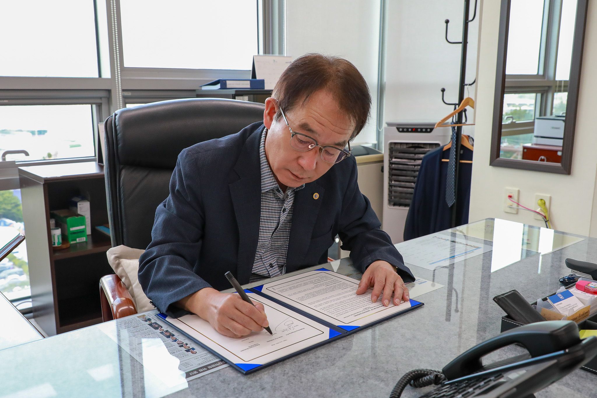 변재영 울산항만공사 사장이 8월 4일 사장실에서 북극항로 활성화를 위한 업무협약서에 서명하고 있다.