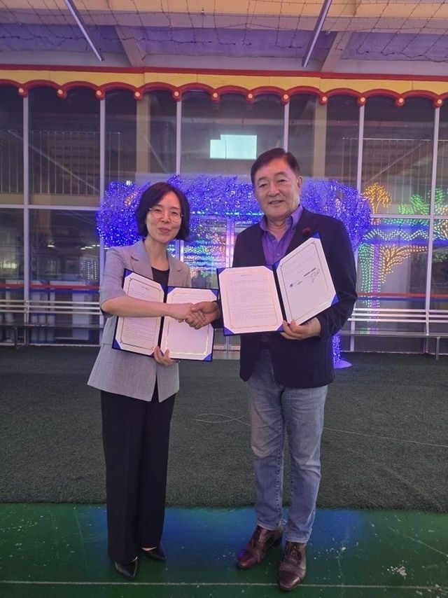 사회복지법인 다운복지관은 지난달 6일 두리랜드와 업무협약(MOU)을 체결하고 임채무를 공식 홍보대사로 위촉했다. 사진 다운복지관