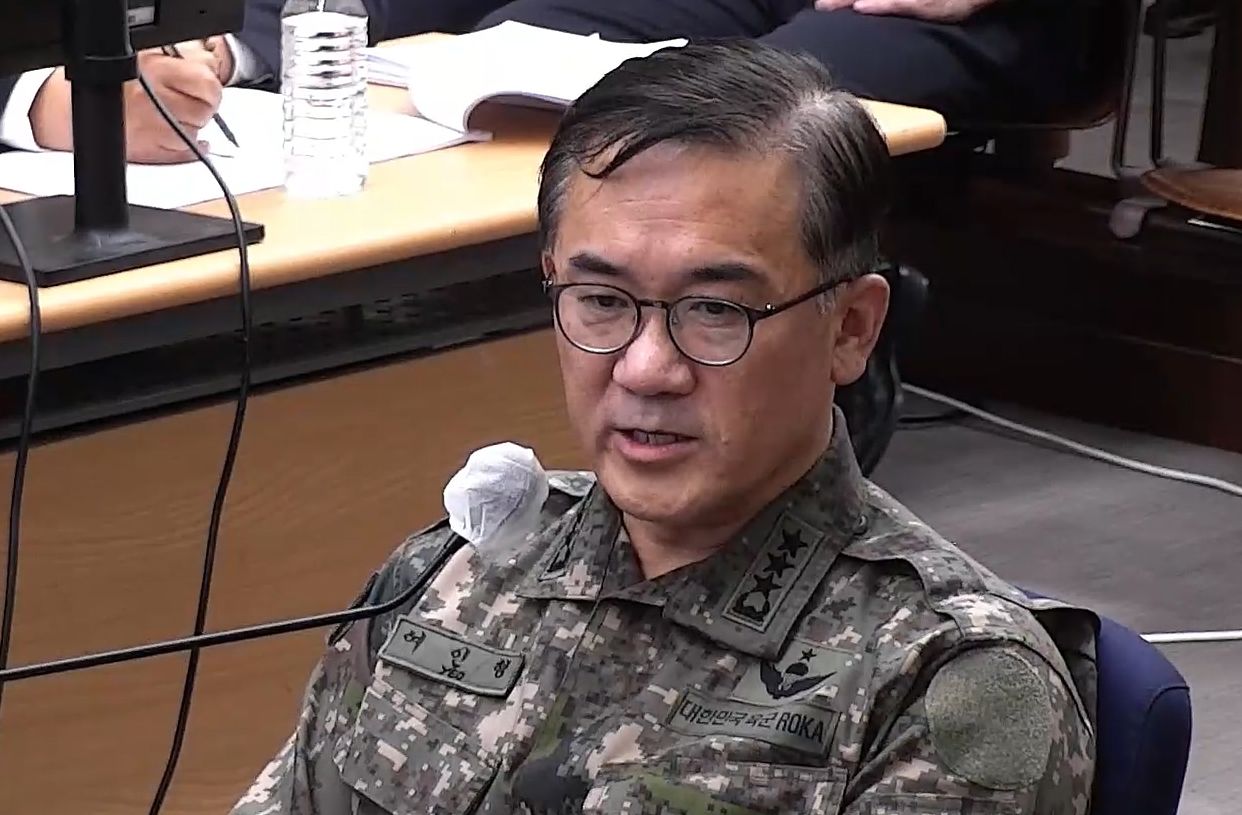 여인형 전 국군방첩사령관이 지난해 11월 24일 서울 서초구 서울중앙지법에서 열린 윤석열 전 대통령의 내란 우두머리 혐의 재판에 증인으로 출석해 발언하고 있다. 뉴스1