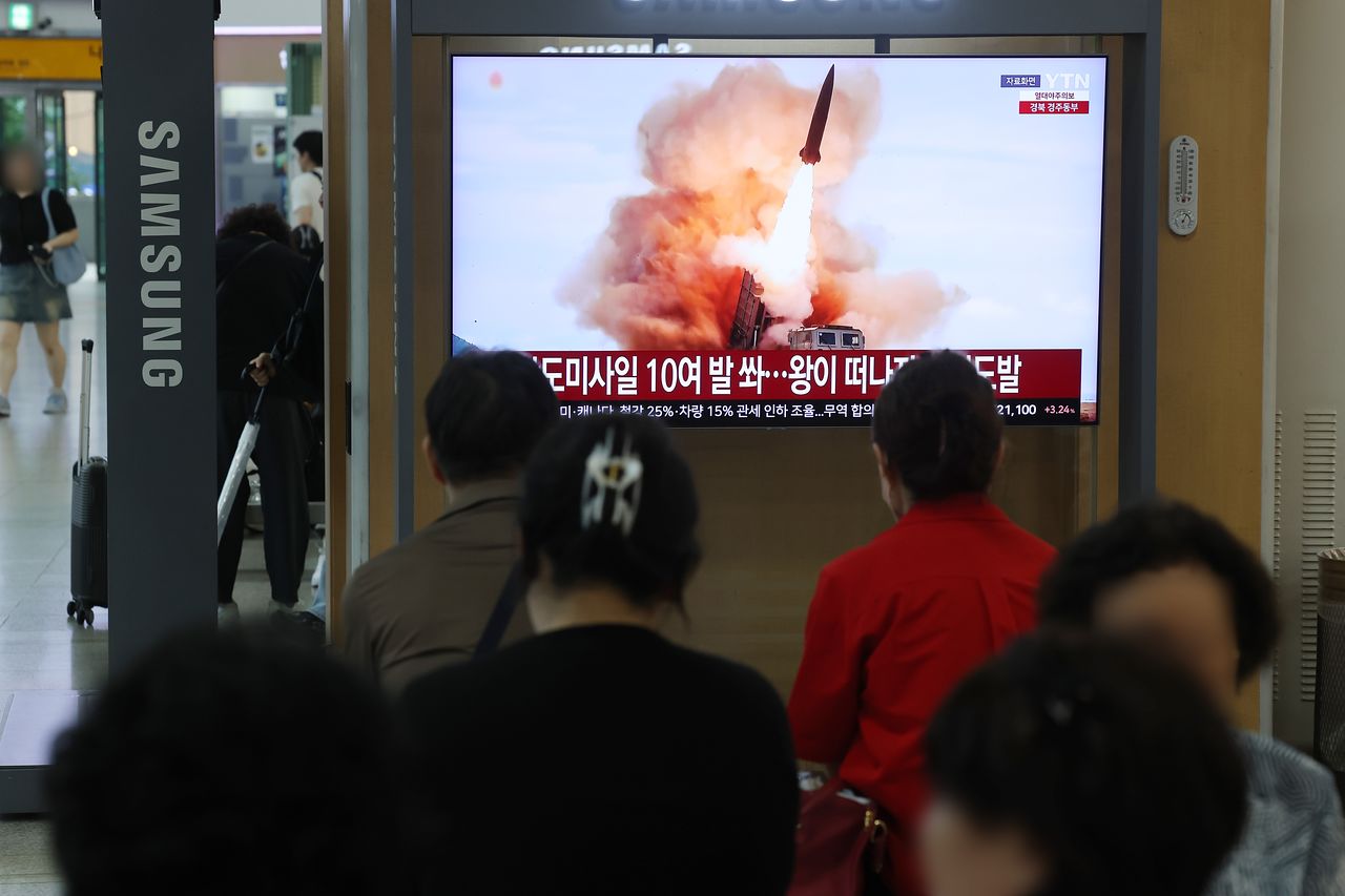 북한이 단거리 탄도미사일 10여 발을 무더기 발사한 지난 20일 서울역에 관련 뉴스가 나오고 있다. 연합뉴스