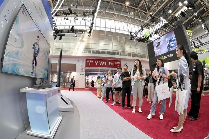 제4회 중국국제공급사슬엑스포 TCL 부스를 찾은 관람객이 지난 6월 25일 디지털 휴먼과 교류하고 있다. 신화통신
