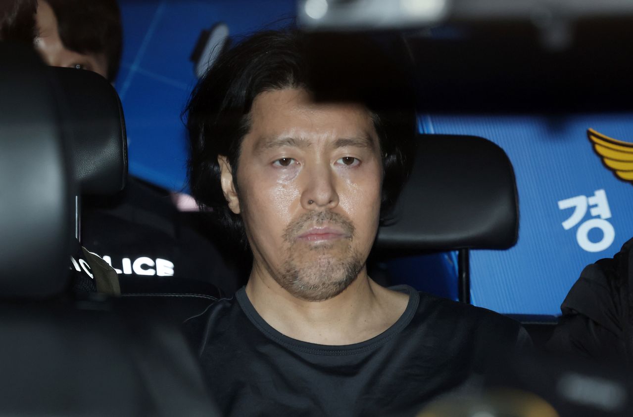 부산 항공사 기장 살해범 김동환이 2지난 3월 26일 오전 부산 부산진경찰서에서 검찰로 송치되고 있다. 연합뉴스