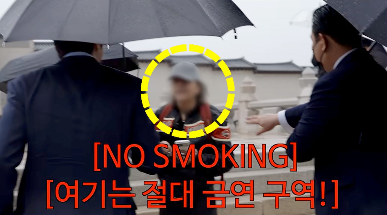 경복궁에서 담배를 피우려던 외국인 관광객이 배우 최시원의 제지를 받은 뒤 담배를 내리고 있다. 사진 최시원 유튜브 캡처