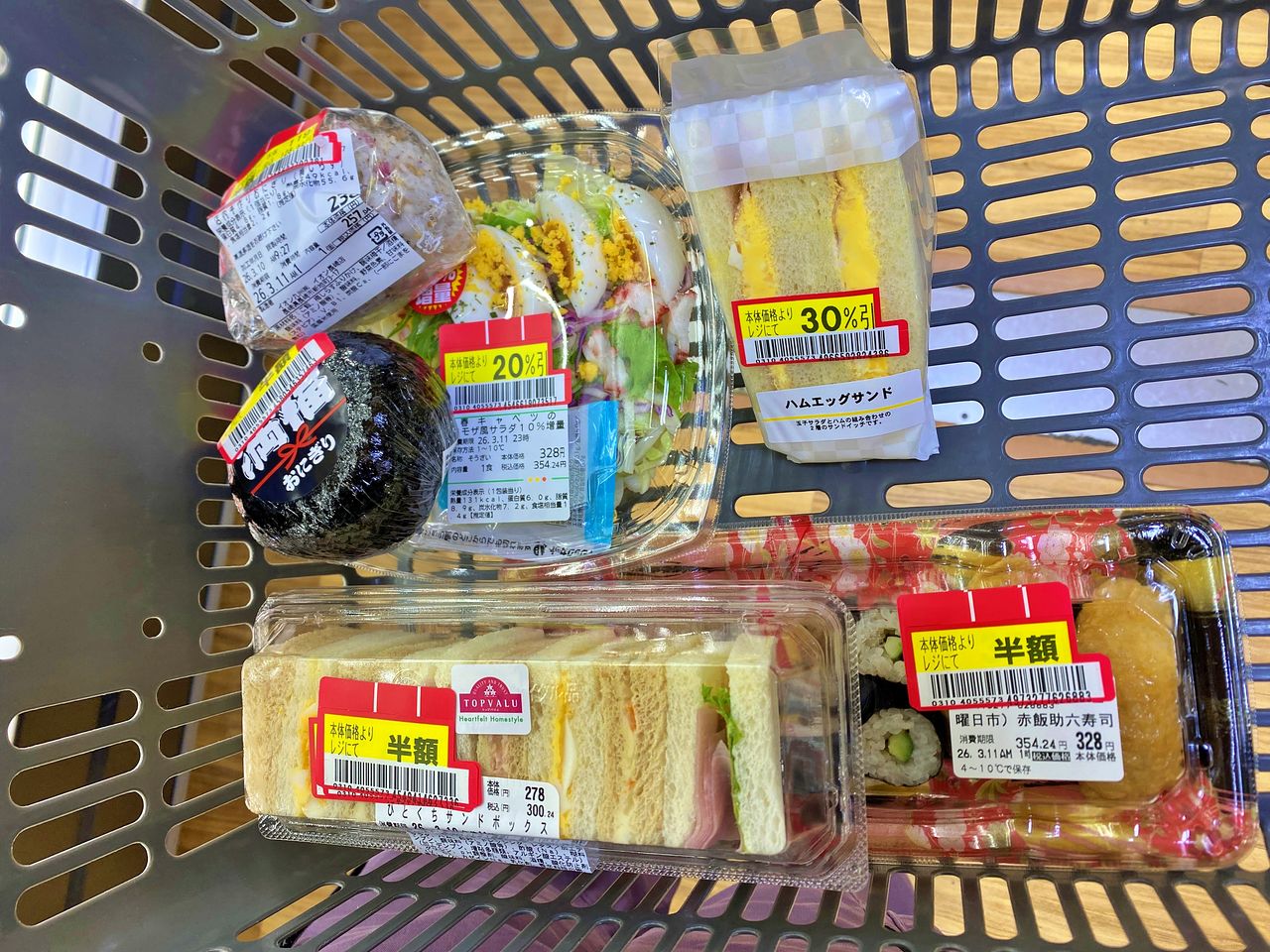 일본 마트에서는 저녁 때 신선식품을 할인한다. 이때 먹거리를 사두면, 식비를 아낄 수 있다. 사진 백종민