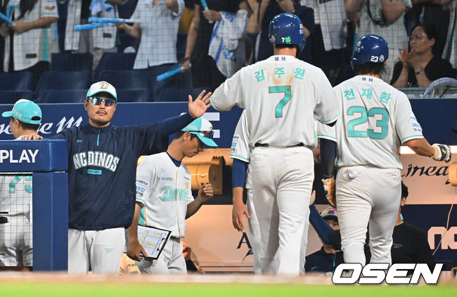 [OSEN=창원, 이석우 기자] 21일 창원NC파크에서 2026 신한 SOL KBO 리그 NC 다이노스와 삼성 라이온즈의 경기가 열렸다. 홈팀 NC는 토다가, 방문팀 삼성은 원태인이 선발 출전했다. NC 다이노스 이호준 감독이 3회말 1사 2,3루 최정원의 중견수 앞 2타점 안타때 득점을 올린 김주원과 천재환을 반기고 있다. 2026.08.21 / foto0307@osen.co.kr