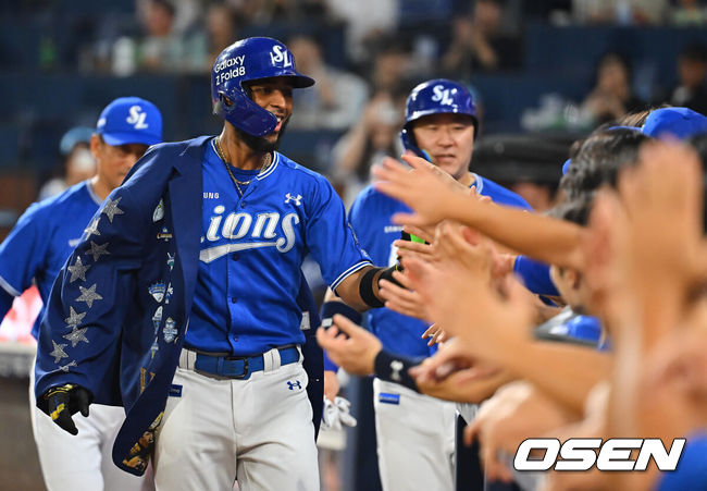[OSEN=창원, 이석우 기자] 21일 창원NC파크에서 2026 신한 SOL KBO 리그 NC 다이노스와 삼성 라이온즈의 경기가 열렸다. 홈팀 NC는 토다가, 방문팀 삼성은 원태인이 선발 출전했다. 삼성 라이온즈 디아즈가 6회초 1사 1루 우월 2점 홈런을 치고 하이파이브를 하고 있다. 2026.08.21 / foto0307@osen.co.kr