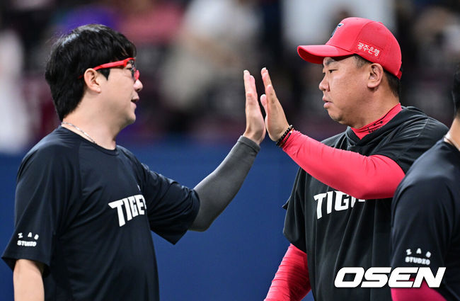[OSEN=고척, 최규한 기자] 21일 서울 고척스카이돔에서 ‘2026 신한 SOL Bank KBO리그’ 키움 히어로즈와 KIA 타이거즈의 경기가 열렸다.이날 경기는 KIA가 11-1 완승을 거두고 6연승을 달성했다. 올 시즌 고척돔에서 치른 7경기에서 전승을 이어가고 있다.KIA 선발투수 양현종은 5⅓이닝 2피안타 2볼넷 1사구 5탈삼진 1실점 호투로 시즌 9승을 수확했다. 경기를 마치고 KIA 승리투수 양현종과 이범호 감독이 인사를 나누고 있다. 2026.08.21 / dreamer@osen.co.kr