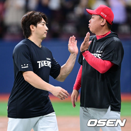 [OSEN=고척, 최규한 기자] 21일 서울 고척스카이돔에서 ‘2026 신한 SOL Bank KBO리그’ 키움 히어로즈와 KIA 타이거즈의 경기가 열렸다.이날 경기는 KIA가 11-1 완승을 거두고 6연승을 달성했다. 올 시즌 고척돔에서 치른 7경기에서 전승을 이어가고 있다.KIA 선발투수 양현종은 5⅓이닝 2피안타 2볼넷 1사구 5탈삼진 1실점 호투로 시즌 9승을 수확했다. 경기를 마치고 KIA 나성범과 이범호 감독이 인사를 나누고 있다. 2026.08.21 / dreamer@osen.co.kr