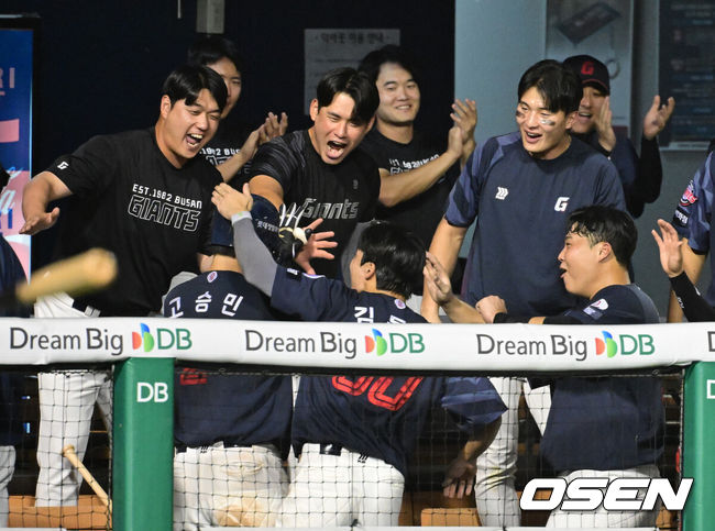 [OSEN=잠실, 지형준 기자] 21일 서울 잠실야구장에서 2026 신한 SOL KBO리그 두산 베어스와 롯데 자이언츠의 경기가 열렸다.두산은 최승용, 롯데는 김진욱이 선발로 나섰다.8회초 2사 만루에서 롯데 고승민이 만루 홈런을 날리며 동료선수들과 기뻐하고 있다. 2026.08.21 / jpnews@osen.co.kr 