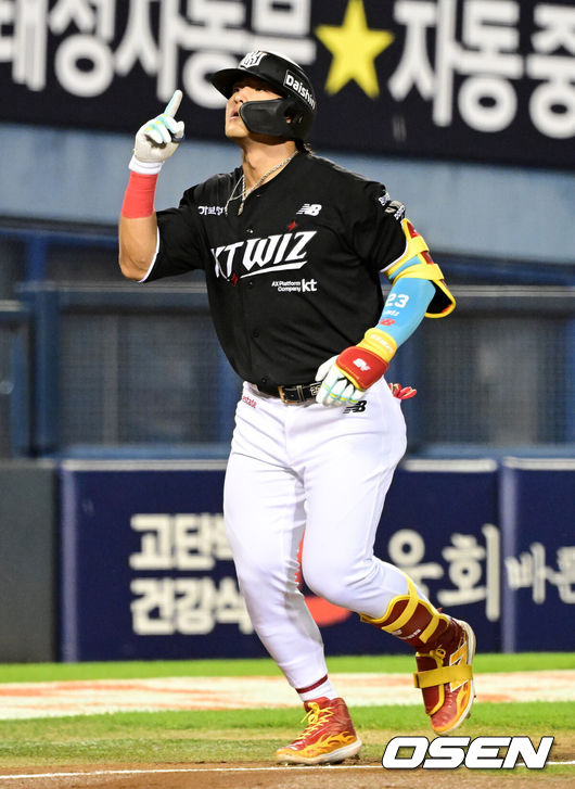 [OSEN=잠실, 지형준 기자] 18일 서울 잠실야구장에서 2026 신한 SOL KBO리그 LG 트윈스와 KT 위즈의 경기가 열렸다.LG는 임찬규, KT는 소형준을 선발로 내세웠다.4회초 무사에서 KT 안현민이 좌중월 솔로포를 날리며 기뻐하고 있다. 2026.08.18 / jpnews@osen.co.kr