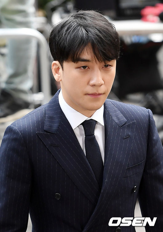[OSEN=민경훈 기자] 14일 오전 서울 종로구 사직로 서울지방경찰청 앞에서 빅뱅의 승리(이승현)가 포토라인에 서고 있다. 이 날 서울 강남 클럽 '버닝썬' 파문 속 해외 투자자 성접대 의혹을 받고 있는 빅뱅 승리와 승리 및 여러 연예인 등과 카카오톡 대화방에 성관계 영상을 불법 촬영 유포한 혐의를 받고 있는 가수 정준영, 승리와 사업파트너인 유리홀딩스 유 모 대표가 경찰에 출석에 조사를 받는다. / rumi@osen.co.kr