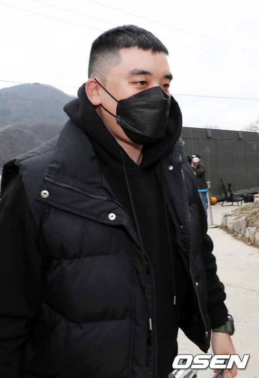 [OSEN=철원, 민경훈 기자]9일 오후 보이그룹 빅뱅의 전 멤버 승리(본명 이승현·30)가 강원 철원군 육군 6사단 신병교육대로 입소했다. 승리는 5주간의 기초군사훈련을 마치고 자대 배치 후 현역으로 복무할 예정이다.승리는 지난해부터 입영 대상자였지만, 클럽 버닝썬 관련 수사를 받기 위해 직접 입영을 연기한 바 있다.이로써 승리의 재판은 군사법원으로 이관된다. 승리는 앞서 지난 1월 상습도박외국환거래법 위반성매매처벌법 위반 등의 혐의를 받았지만 불구속 기소된 상태다.승리가 하차한 후 신병교육대로 입소하고 있다. / rumi@osen.co.kr