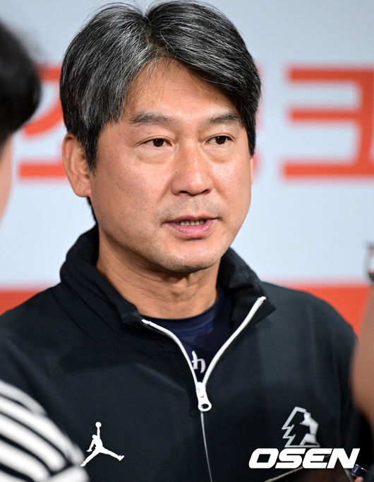[OSEN=고척, 최규한 기자] 22일 서울 고척스카이돔에서 ‘2026 신한 SOL Bank KBO리그’ 키움 히어로즈와 KIA 타이거즈의 경기가 열린다.홈팀 키움은 안우진, 방문팀 KIA는 애덤 올러를 선발로 내세운다.경기를 앞두고 키움 설종진 감독이 취재진과 인터뷰를 하고 있다. 2026.08.22/ dreamer@osen.co.kr
