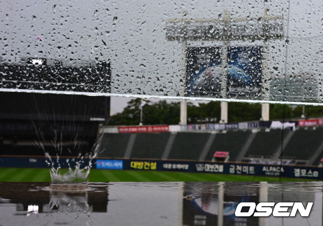 [OSEN=잠실, 지형준 기자] 22일 오후 7시 거행될 예정이었던 2026 신한 SOL KBO리그 두산 베어스와 롯데 자이언츠의 시즌 14번째 맞대결이 우천 취소됐다.취소된 경기는 추후 편성된다.비 내리는 잠실야구장. 2026.08.22 / jpnews@osen.co.kr