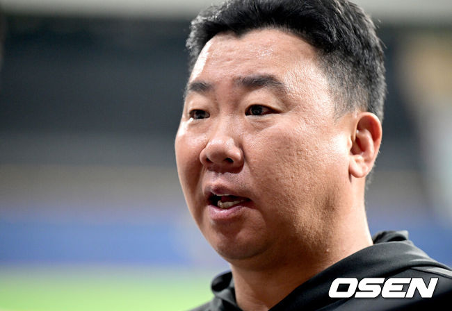 [OSEN=고척, 최규한 기자] 22일 서울 고척스카이돔에서 ‘2026 신한 SOL Bank KBO리그’ 키움 히어로즈와 KIA 타이거즈의 경기가 열린다.홈팀 키움은 안우진, 방문팀 KIA는 애덤 올러를 선발로 내세운다.경기를 앞두고 KIA 이범호 감독이 취재진과 인터뷰를 하고 있다. 2026.08.22 / dreamer@osen.co.kr