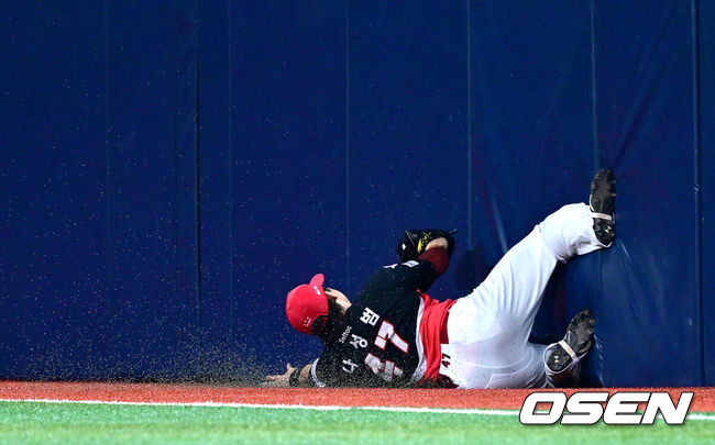 [OSEN=고척, 최규한 기자] 21일 서울 고척스카이돔에서 ‘2026 신한 SOL Bank KBO리그’ 키움 히어로즈와 KIA 타이거즈의 경기가 열렸다.이날 경기는 걸그룹 UDTT(우당탕탕 소녀단)이 시구 및 경기 전 공연을 펼치며 야구장을 뜨겁게 달궜다.4회말 1사 주자없는 상황 키움 데이비슨의 뜬공 타구를 KIA 우익수 나성범이 몸을 던지며 잡아내고 있다. 2026.08.21 / dreamer@osen.co.kr