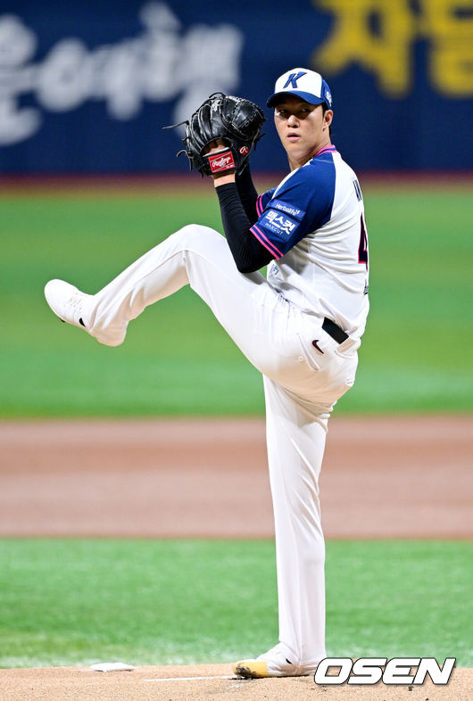 [OSEN=고척, 최규한 기자] 22일 서울 고척스카이돔에서 ‘2026 신한 SOL Bank KBO리그’ 키움 히어로즈와 KIA 타이거즈의 경기가 열렸다.홈팀 키움은 안우진, 방문팀 KIA는 애덤 올러를 선발로 내세웠다.1회초 키움 선발 안우진이 힘차게 공을 뿌리고 있다. 2026.08.22 / dreamer@osen.co.kr