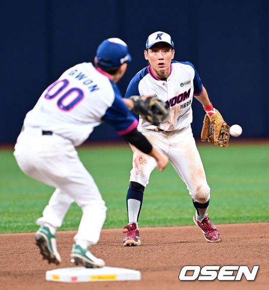 [OSEN=고척, 최규한 기자] 22일 서울 고척스카이돔에서 ‘2026 신한 SOL Bank KBO리그’ 키움 히어로즈와 KIA 타이거즈의 경기가 열렸다.홈팀 키움은 안우진, 방문팀 KIA는 애덤 올러를 선발로 내세웠다.7회초 1사 1루 상황 KIA 하주석의 병살타 때 타구를 잡은 키움 2루수 서건창이 유격수 권혁빈에게 송구하고 있다. 2026.08.22 / dreamer@osen.co.kr