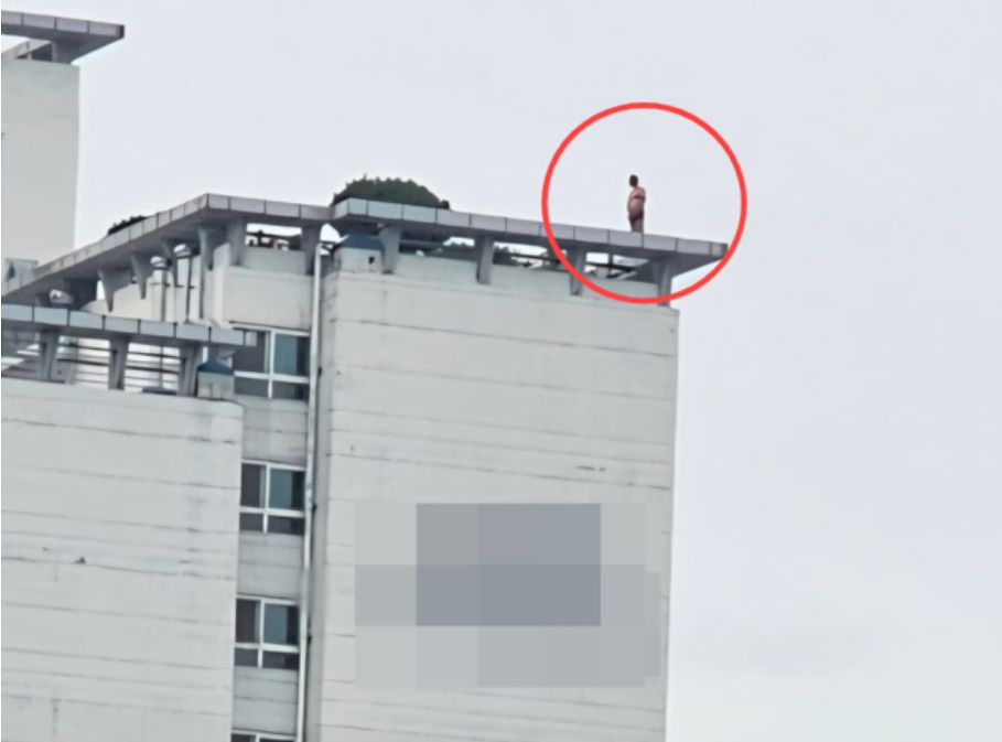 의정부 한 아파트 옥상에서 한 중년 남성이 5시간 동안 투신 소동을 벌였다. 연합뉴스〈독자제공〉
