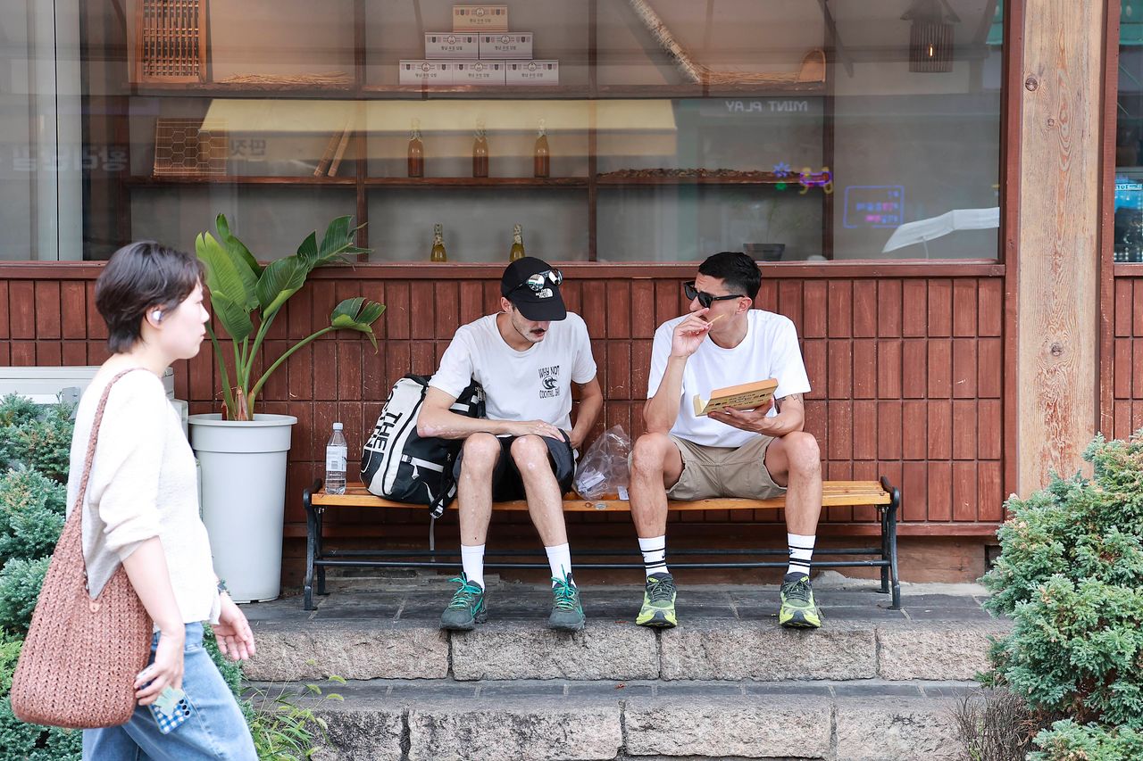 경북 경주 황리단길을 찾은 외국인 관광객들이 거리에서 휴식을 취하고 있다. 사진 경주시