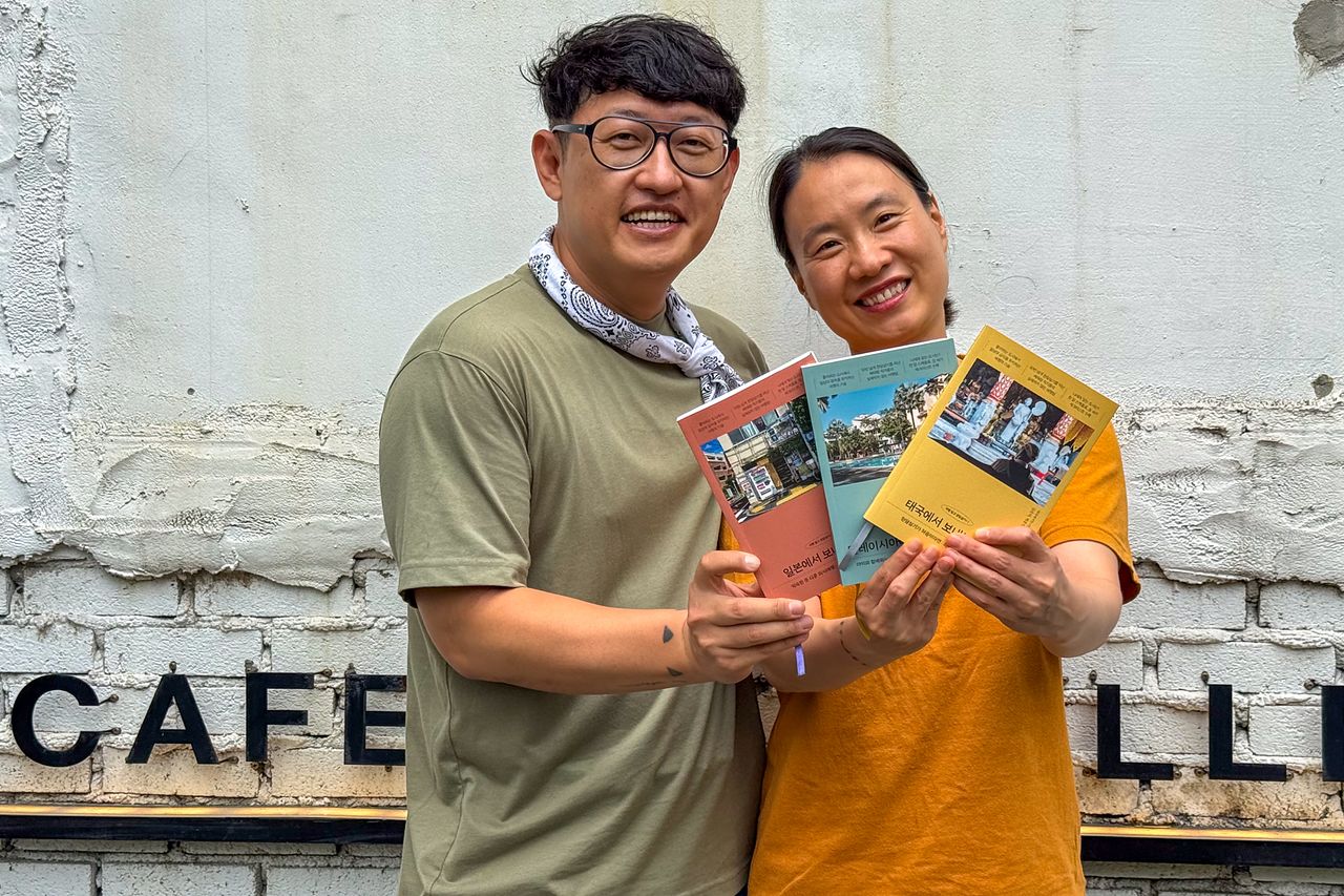 여행작가 김은덕(오른쪽), 백종민씨 부부가 『일본에서 보내는 한 달』을 비롯한 여행서 3권을 동시에 출간했다. 최승표 기자