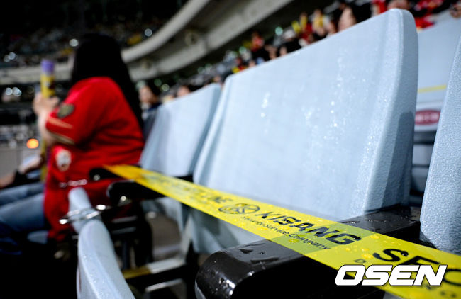 [OSEN=고척, 최규한 기자] 22일 서울 고척스카이돔에서 ‘2026 신한 SOL Bank KBO리그’ 키움 히어로즈와 KIA 타이거즈의 경기가 열렸다.많은 양의 비가 온 이날(22일), 고척돔 천장에서 물이 떨어져 관중들이 자리를 옮겼다.사진은 3루 관중석에 빗물이 떨어져 테이핑이 되어있는 모습. 2026.08.22 / dreamer@osen.co.kr