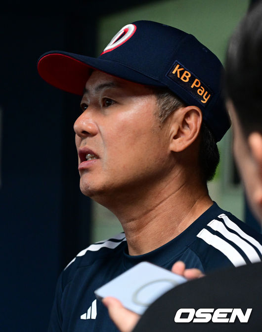 [OSEN=잠실, 지형준 기자] 22일 오후 7시 거행될 예정이었던 2026 신한 SOL KBO리그 두산 베어스와 롯데 자이언츠의 시즌 14번째 맞대결이 우천 취소됐다.취소된 경기는 추후 편성된다.두산 김원형 감독이 취재진과 이야기를 나누고 있다. 2026.08.22 / jpnews@osen.co.kr