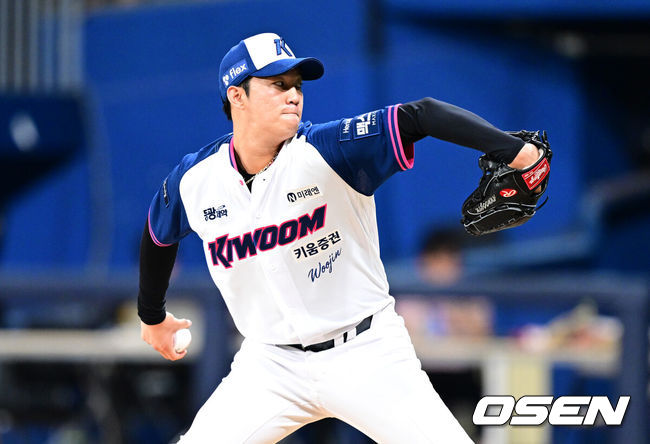 [OSEN=고척, 최규한 기자] 22일 서울 고척스카이돔에서 ‘2026 신한 SOL Bank KBO리그’ 키움 히어로즈와 KIA 타이거즈의 경기가 열렸다.홈팀 키움은 안우진, 방문팀 KIA는 애덤 올러를 선발로 내세웠다.2회초 키움 선발 안우진이 힘차게 공을 뿌리고 있다. 2026.08.22 / dreamer@osen.co.kr