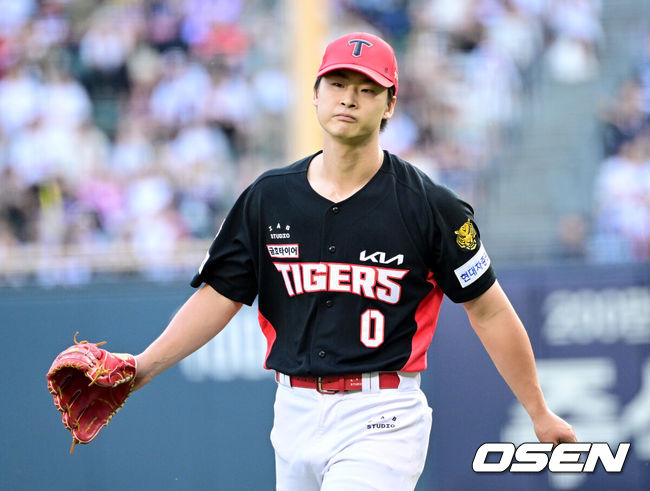 [OSEN=잠실, 최규한 기자] 25일 서울 잠실야구장에서 ‘2026 신한 SOL Bank KBO리그’ 두산 베어스와 KIA 타이거즈의 경기가 열렸다.홈팀 두산은 잭 로그, 방문팀 KIA는 시라카와 케이쇼를 선발로 내세웠다.6회말 1사 1, 2루 상황 마운드에 오른 KIA 곽도규가 실점없이 이닝을 마무리지은 뒤 더그아웃으로 향하고 있다. 2026.06.27 / dreamer@osen.co.kr