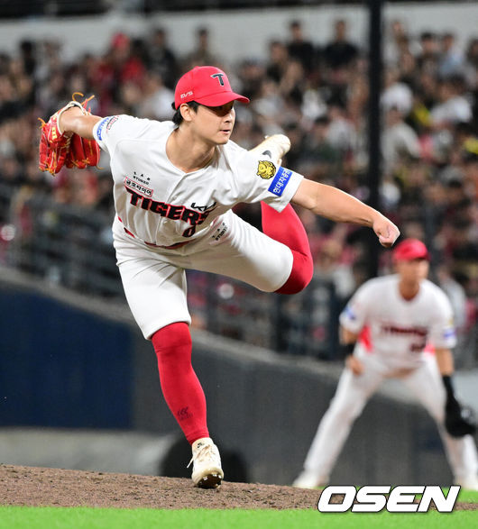 [OSEN=광주, 지형준 기자] 18일 광주-기아 챔피언스필드에서 2026 신한 SOL KBO리그 KIA 타이거즈와 LG 트윈스의 경기가 열렸다.KIA는 좌완 양현종, LG는 외인투수 톨허스트를 선발로 내세웠다.7회초 2사 1,2루에서 KIA 곽도규가 역투하고 있다. 2026.06.18/ jpnews@osen.co.kr