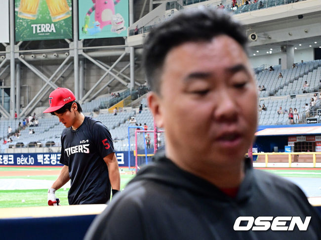 [OSEN=고척, 지형준 기자] 23일 서울 고척스카이돔에서 2026 신한 SOL KBO리그 키움 히어로즈와 KIA 타이거즈의 경기가 열렸다.이날 키움은 전준표, KIA는 제임스 네일을 선발로 내세웠다.경기에 앞서 KIA 이범호 감독이 취재진과 이야기를 나누고 있다. 2026.08.23 / jpnews@osen.co.kr