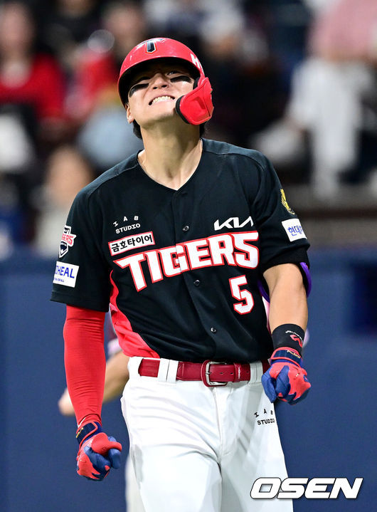 [OSEN=고척, 최규한 기자] 22일 서울 고척스카이돔에서 ‘2026 신한 SOL Bank KBO리그’ 키움 히어로즈와 KIA 타이거즈의 경기가 열렸다.홈팀 키움은 안우진, 방문팀 KIA는 애덤 올러를 선발로 내세웠다.4회초 2사 주자없는 상황 KIA 김도영이 키움 선발 안우진의 공에 몸을 맞은 뒤 고통을 참고 있다. 2026.08.22 / dreamer@osen.co.kr