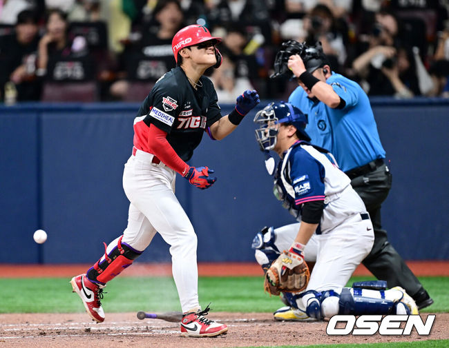 [OSEN=고척, 최규한 기자] 22일 서울 고척스카이돔에서 ‘2026 신한 SOL Bank KBO리그’ 키움 히어로즈와 KIA 타이거즈의 경기가 열렸다.홈팀 키움은 안우진, 방문팀 KIA는 애덤 올러를 선발로 내세웠다.4회초 2사 주자없는 상황 KIA 김도영이 키움 선발 안우진의 공에 몸을 맞고 고통스러워하고 있다. 2026.08.22 / dreamer@osen.co.kr