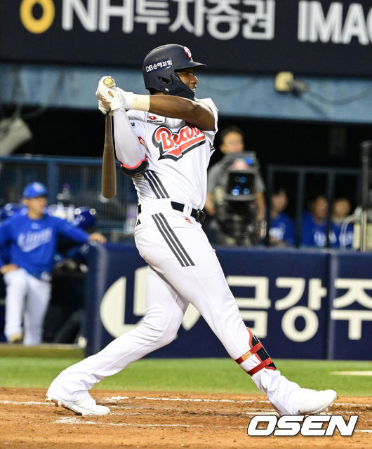 [OSEN=지형준 기자] 24일 서울 잠실야구장에서 2026 신한 SOL KBO리그 두산 베어스와 삼성 라이온즈의 경기가 열렸다.이날 두산은 최민석, 삼성은 크리스 페덱을 선발로 내세웠다.4회말 1사 1,2루에서 두산 세베리노가 1타점 우전 적시타를 날리고 있다. 2026.07.24 / jpnews@osen.co.kr