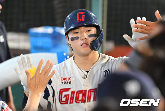 [OSEN=부산, 이석우 기자] 19일 부산 사직야구장에서 2026 신한 SOL KBO 리그 롯데 자이언츠와 키움 히어로즈의 경기가 열렸다. 홈팀 롯데는 로드리게스가, 방문팀 키움은 알칸타라가 선발 출전했다.롯데 자이언츠 손성빈이 9회말 1사 중월 동점 솔로 홈런을 치고 하이파이브를 하고 있다. 2026.08.19 / foto0307@osen.co.kr