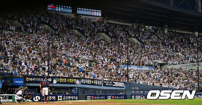 [OSEN=잠실, 조은정 기자]23일 서울 잠실야구장에서 2026 신한 SOL KBO리그 두산 베어스와 롯데 자이언츠의 경기가 열렸다.두산은 곽빈, 롯데는 박세웅이 선발로 나섰다.양팀 경기가 펼쳐진 가운데 만원 관중이 응원을 보내고 있다. 두산 구단 역대 최다 매진 신기록. 2026.08.23 /cej@osen.co.kr