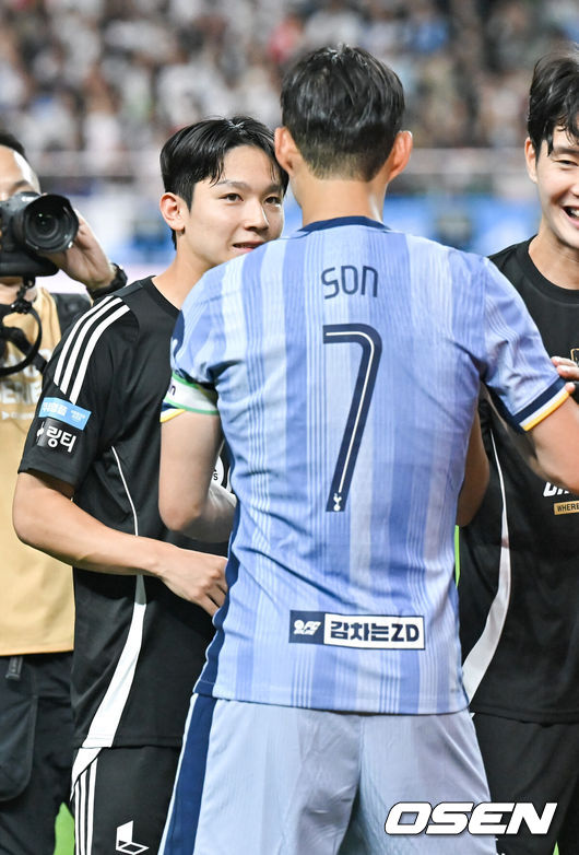 [OSEN=서울월드컵경기장, 박준형 기자] 31일 오후 서울월드컵경기장에서 쿠팡플레이 시리즈 토트넘 VS 팀 K리그 경기가 열렸다.토트넘은 지난 2022년 손흥민과 함께 방한해 팀 K리그, 세비야와 친선경기를 진행했다. 이번에는 팀 K리그에 이어 김민재가 뛰고 있는바이에른 뮌헨과 맞붙는다.경기에 앞서 양민혁이 손흥민과 인사를 나누고 있다  2024.07.31 / soul1014@osen.co.kr