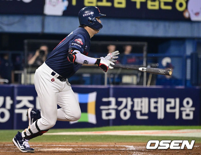 [OSEN=잠실, 조은정 기자]23일 서울 잠실야구장에서 2026 신한 SOL KBO리그 두산 베어스와 롯데 자이언츠의 경기가 열렸다.두산은 곽빈, 롯데는 박세웅이 선발로 나섰다.8회초 1사 1,2루에서 롯데 나승엽이 병살타를 치고 있다.  2026.08.23 /cej@osen.co.kr