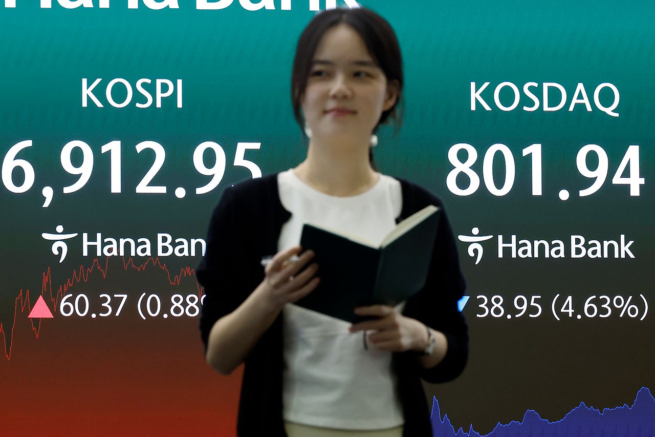 21일 오후 서울시 중구 하나은행 본점 딜링룸 전광판에 코스피 등 종가가 표시되고 있다. 이날 코스피는 전 거래일 대비 60.37p(0.88%) 오른 6912.95에 마감했다. 뉴스1