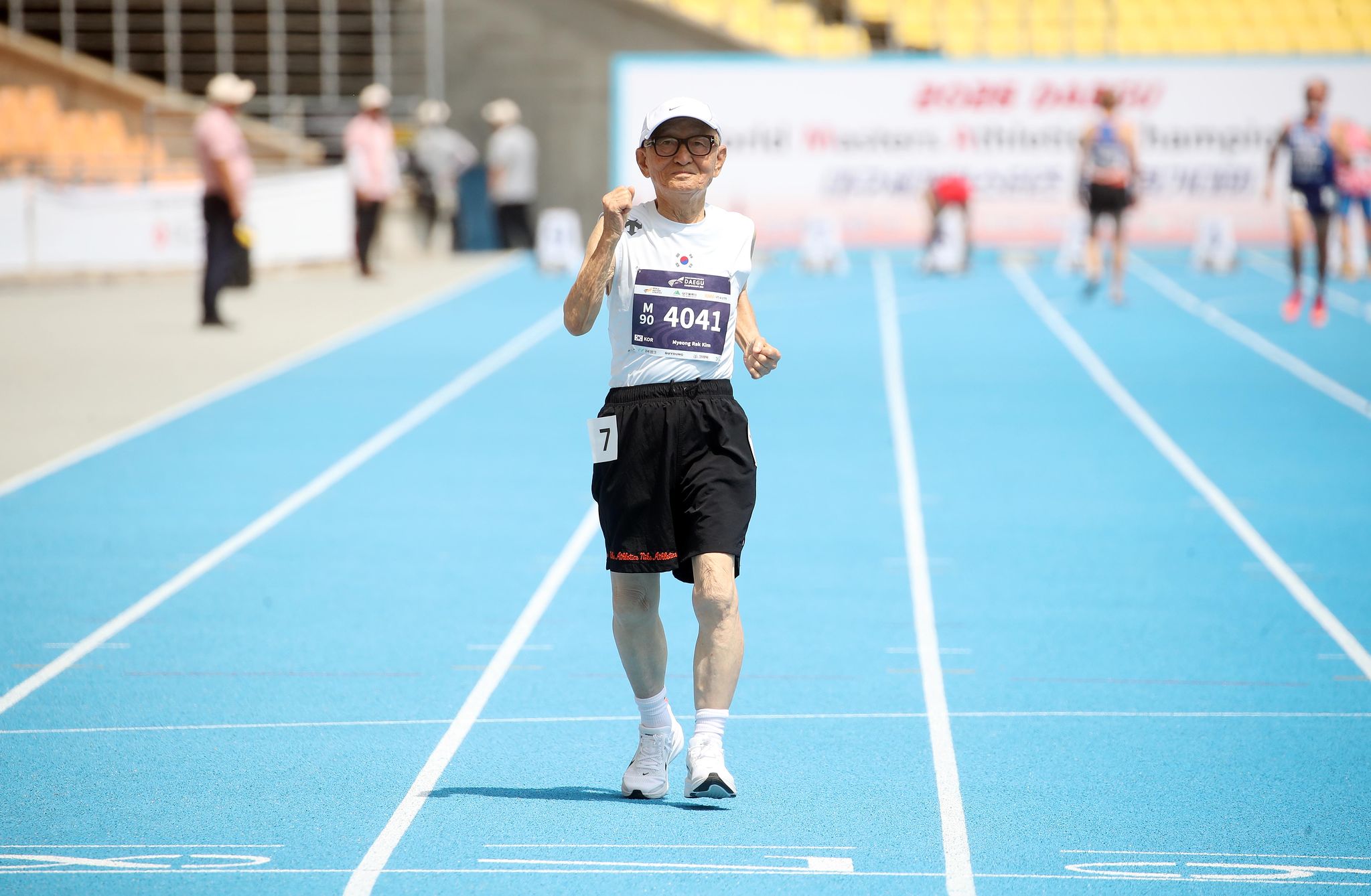 23일 대구스타디움에서 열린 2026 대구세계마스터즈육상경기대회(WMAC) M90 100m 경기에 출전한 국내 최고령 참가자 90세 김명락씨가 결승선을 향해 달리고 있다. 연합뉴스