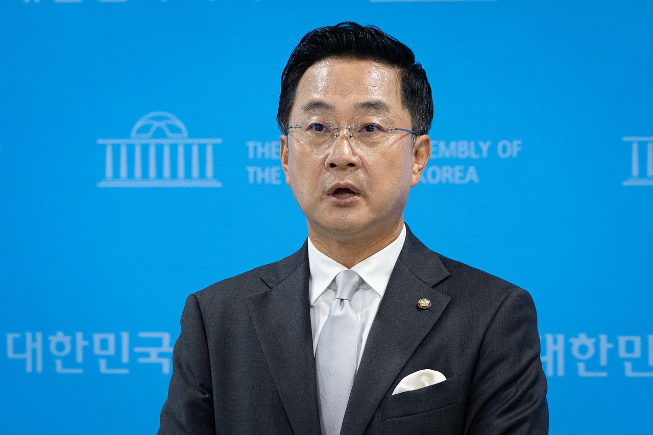 박성준 더불어민주당 수석대변인이 23일 서울 여의도 국회 소통관에서 조희대 대법원장 규탄 및 사퇴 촉구 관련 브리핑을 마친 후 취재진 질문에 답하고 있다. 뉴스1