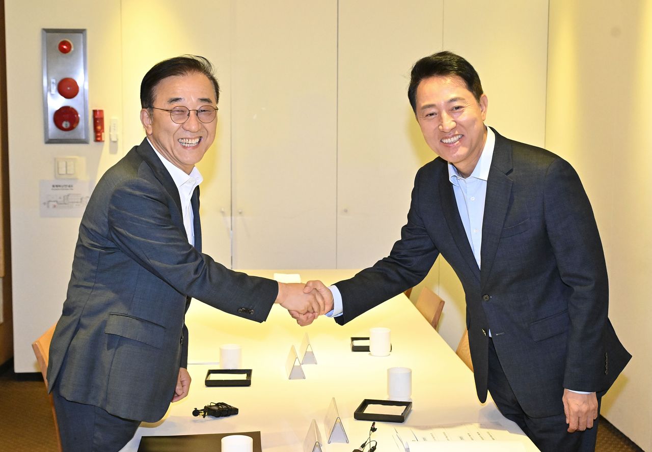 김윤덕 국토교통부 장관(왼쪽)과 오세훈 서울시장이 20일 서울 중구 달개비에서 주택공급 관련 회동을 하고 있다. 김종호 기자