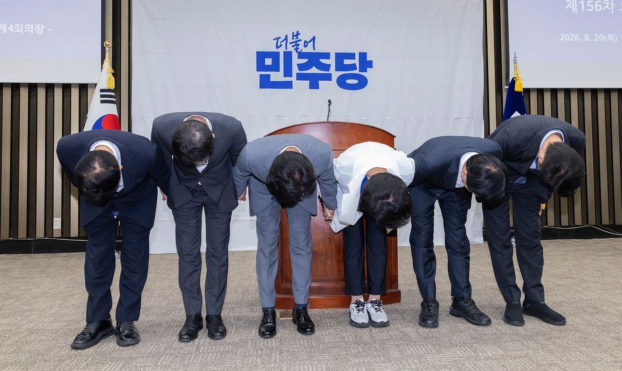 더불어민주당 김민석 대표와 최고위원들이 지난 20일 국회에서 전당대회 뒤 처음으로 열린 의원 총회에서 의원들에게 인사하고 있다.   (왼쪽부터) 박선원 최고위원, 한병도 원내대표, 김 대표, 최민희 수석최고위원, 이성윤 최고위원, 한민수 최고위원. 연합뉴스