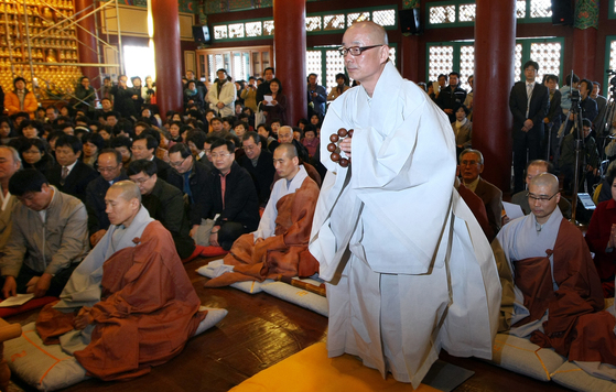 서울 강남구 봉은사 주지를 맡을 때 명진 스님은 매일 1000배를 하는 천일기도를 했다. 중앙포토