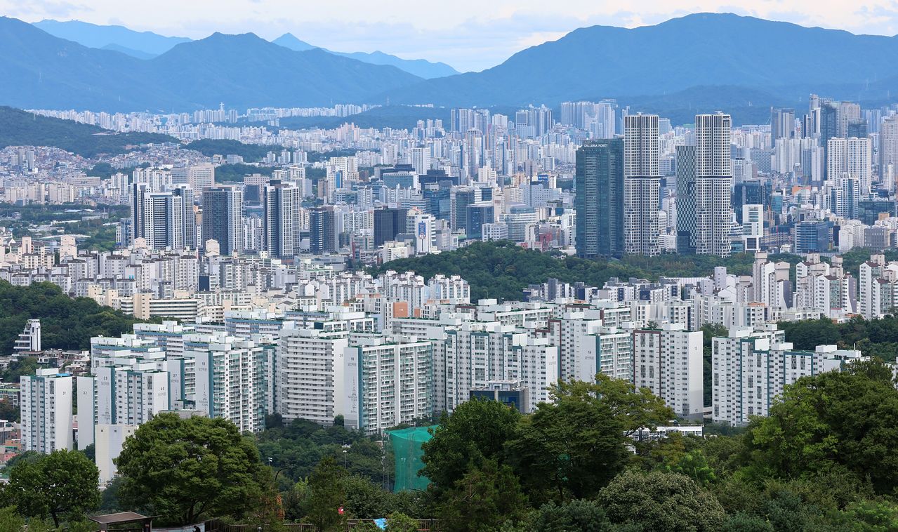 국세청 점검 결과 법인 소유 고가 주택 10채 중 4채가 사주 일가가 거주하거나 사적으로 사용하는 것으로 파악됐다. 사진은 서울 남산에서 바라본 아파트 단지. 뉴스1