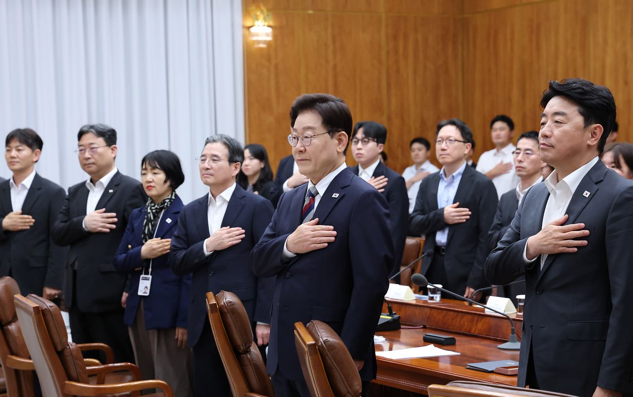 이재명 대통령이 14일 청와대에서 열린 청년정책 대전환을 위한 청년정책 전문가 간담회에서 국민의례를 하고 있다. 청와대사진기자단