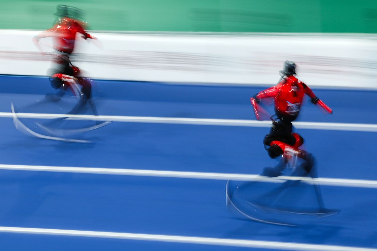 22일 중국 베이징 국립 스피드 스케이팅 경기장에서 열린 월드 휴머노이드 로봇 게임 2026 400m 경기에서 휴머노이드 로봇들이 질주하고 있다. 이번 대회는 26일까지 베이징에서 개최된다. EPA=연합뉴스